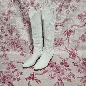 Chic White Embroidered Heeled Boots